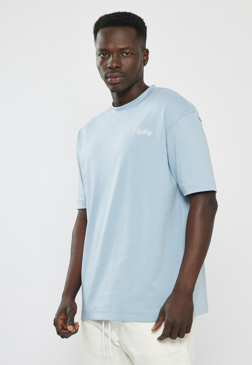 טי-שירט אוברסייז לגברים בצבע תכלת עם לוגו והדפס בגב