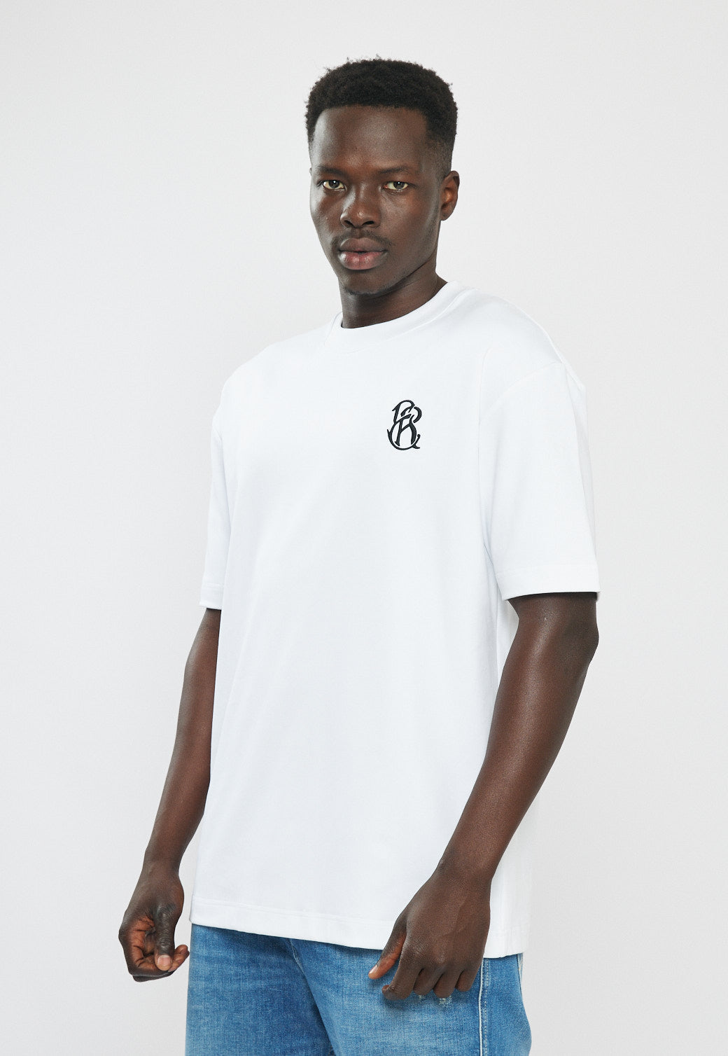 טי-שירט אוברסייז לגברים בצבע לבן עם לוגו והדפס בגב