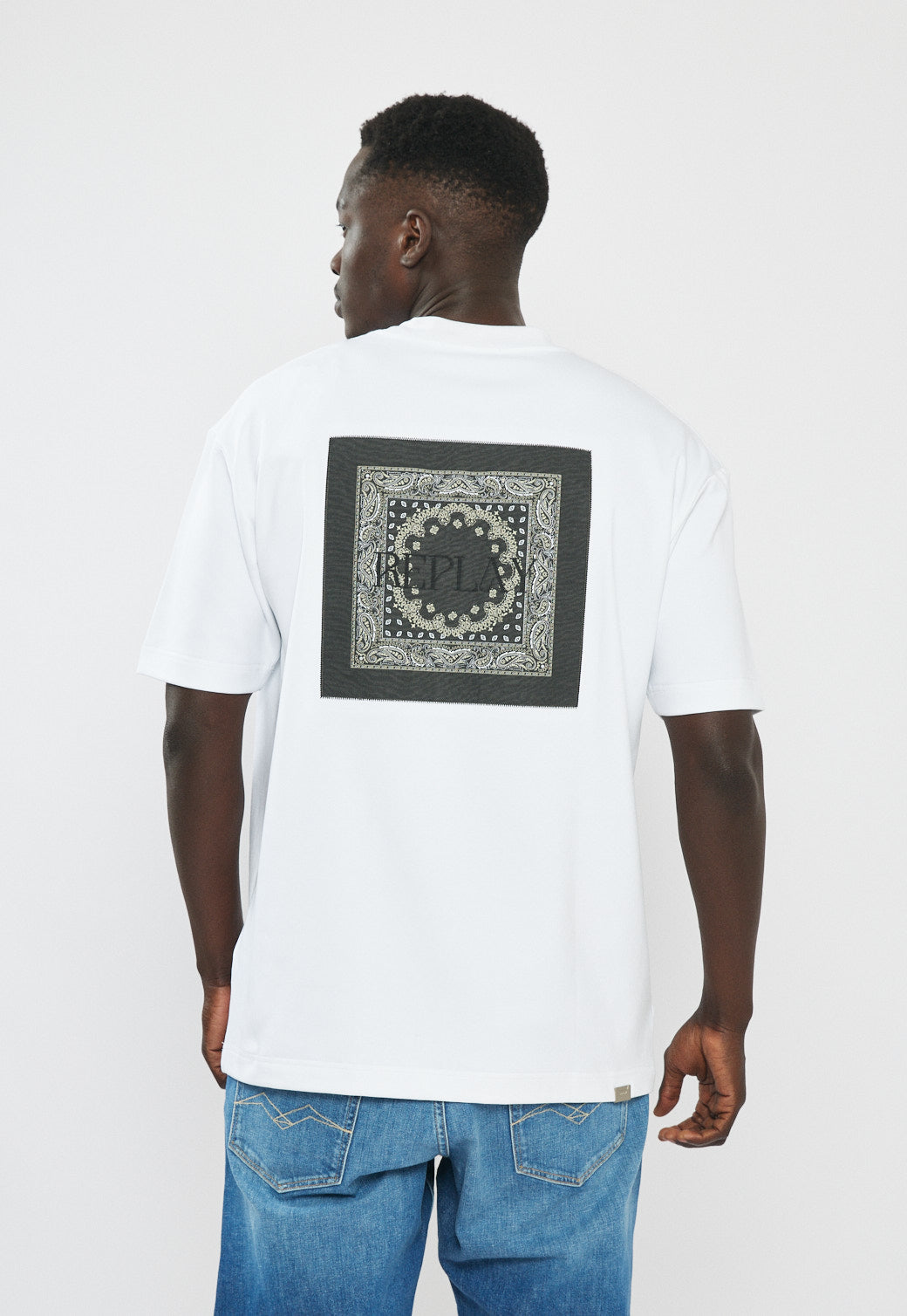 טי-שירט אוברסייז לגברים בצבע לבן עם לוגו והדפס בגב