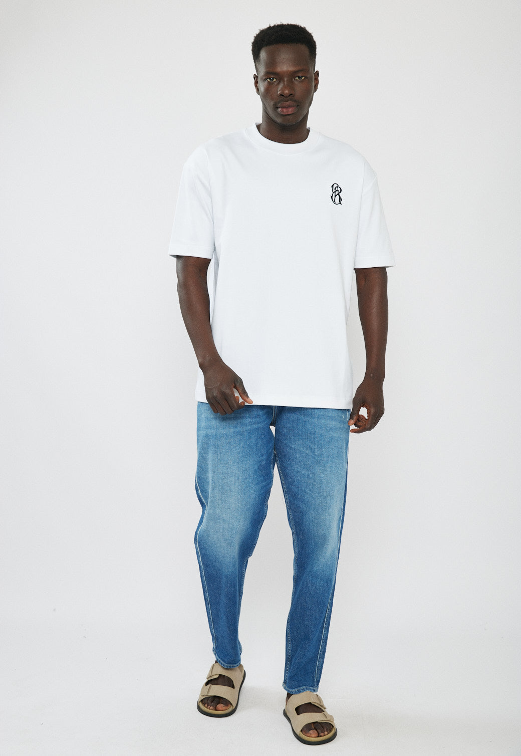 טי-שירט אוברסייז לגברים בצבע לבן עם לוגו והדפס בגב