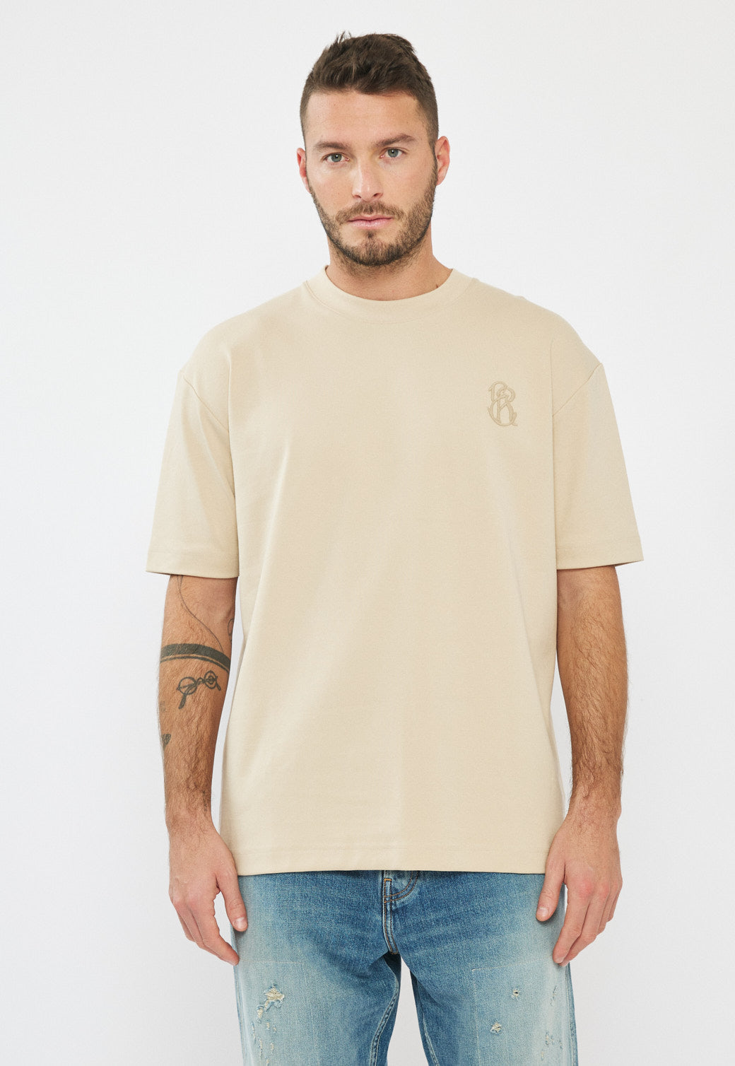 טי-שירט אוברסייז לגברים בצבע חול עם לוגו