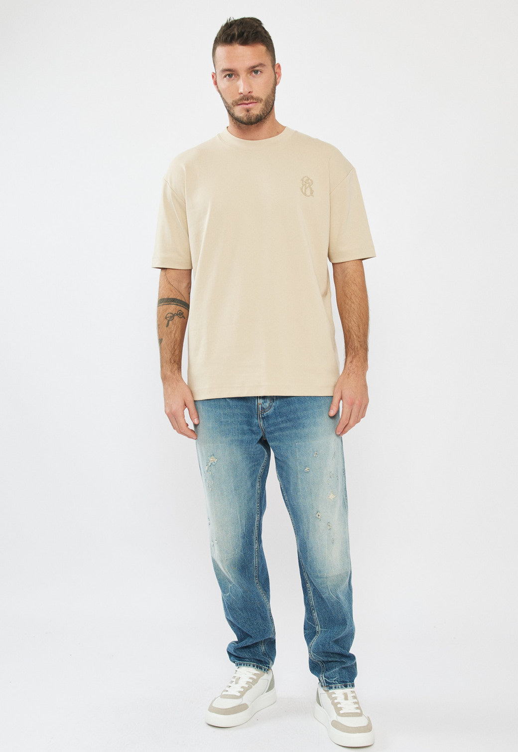 טי-שירט אוברסייז לגברים בצבע חול עם לוגו