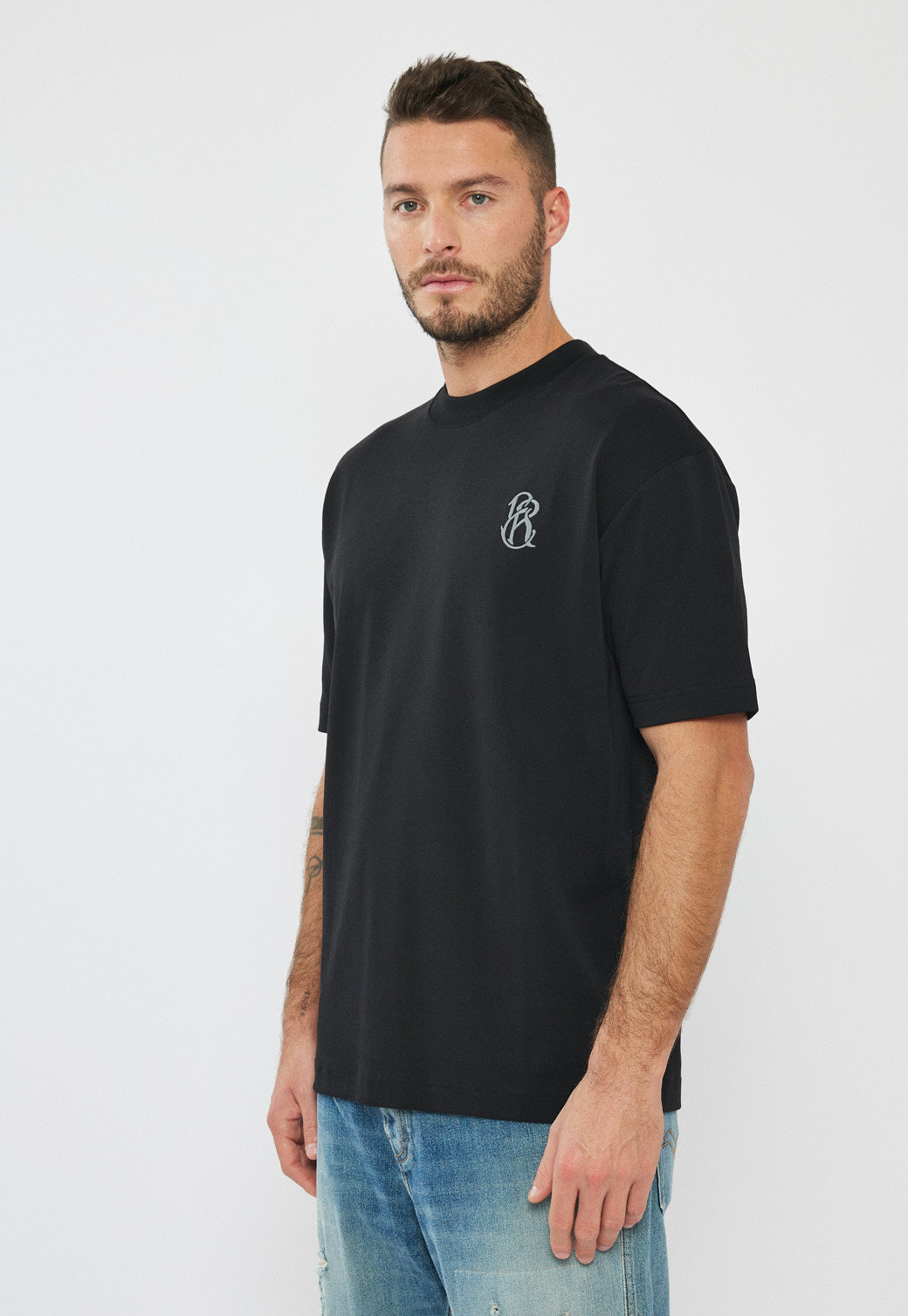 טי-שירט אוברסייז לגברים בצבע שחור עם לוגו