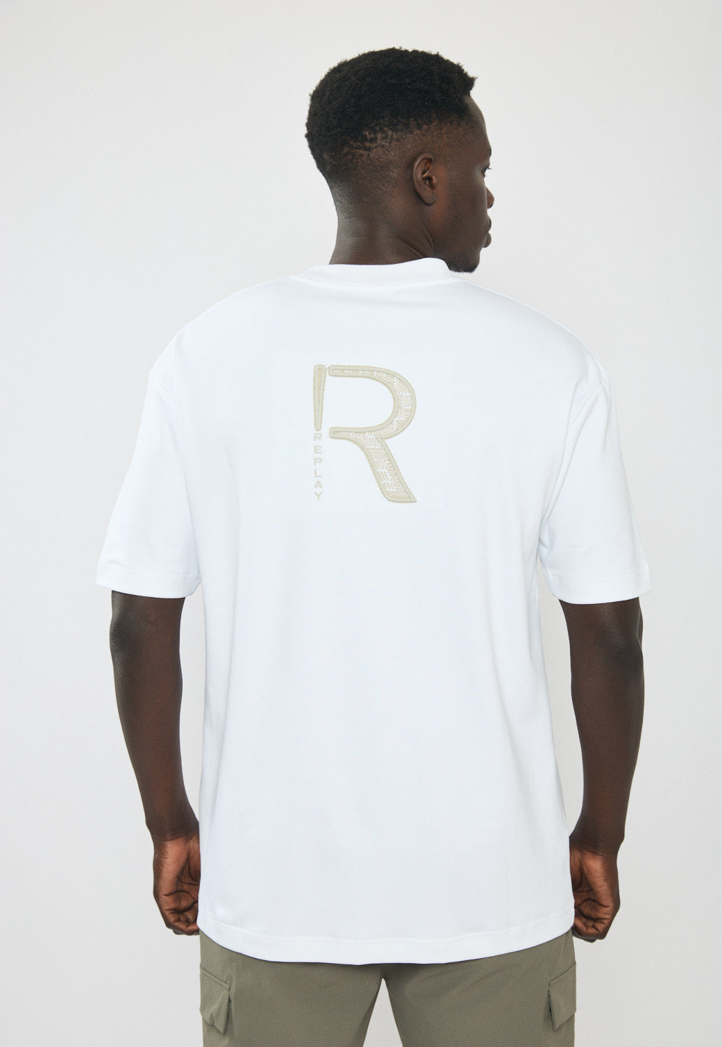 טי-שירט אוברסייז לגברים בצבע לבן עם לוגו והדפס בגב