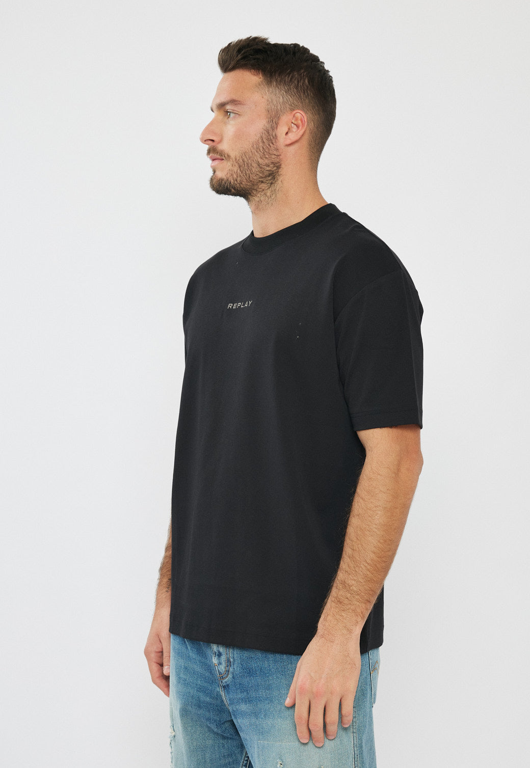 טי-שירט אוברסייז לגברים בצבע שחור עם לוגו והדפס בגב