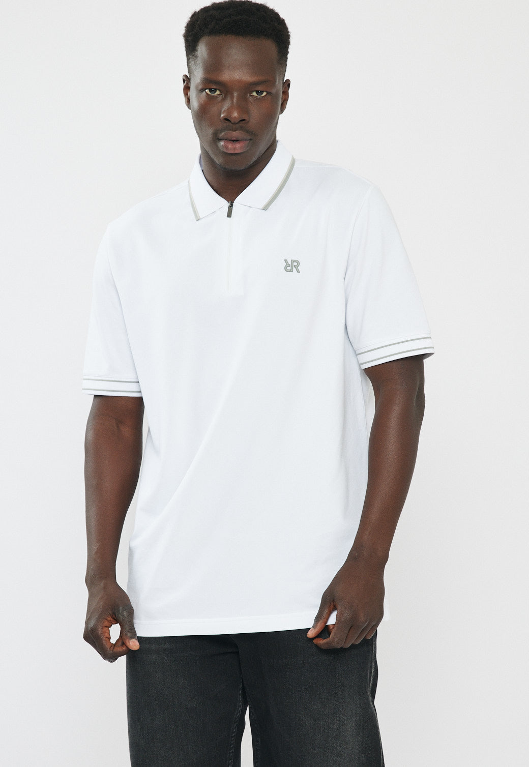חולצת פולו לגברים בצבע לבן עם רוכסן ולוגו