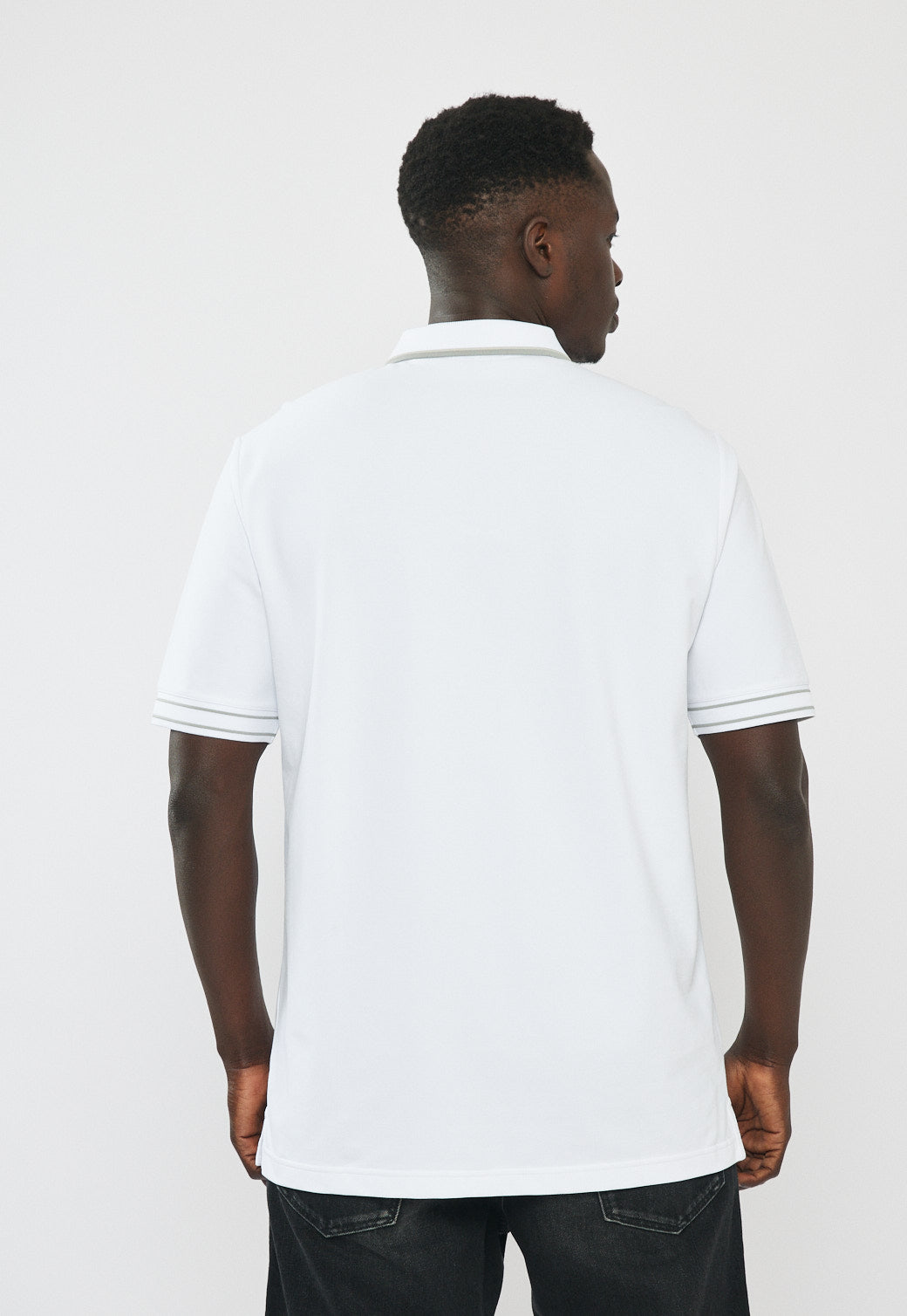 חולצת פולו לגברים בצבע לבן עם רוכסן ולוגו