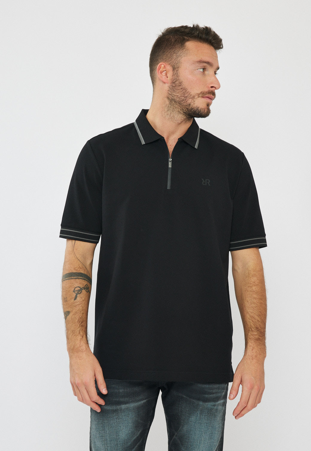 חולצת פולו לגברים בצבע שחור עם רוכסן ולוגו