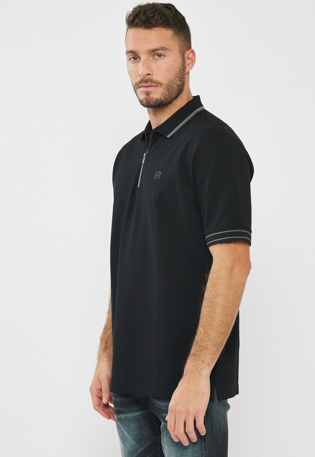 חולצת פולו לגברים בצבע שחור עם רוכסן ולוגו