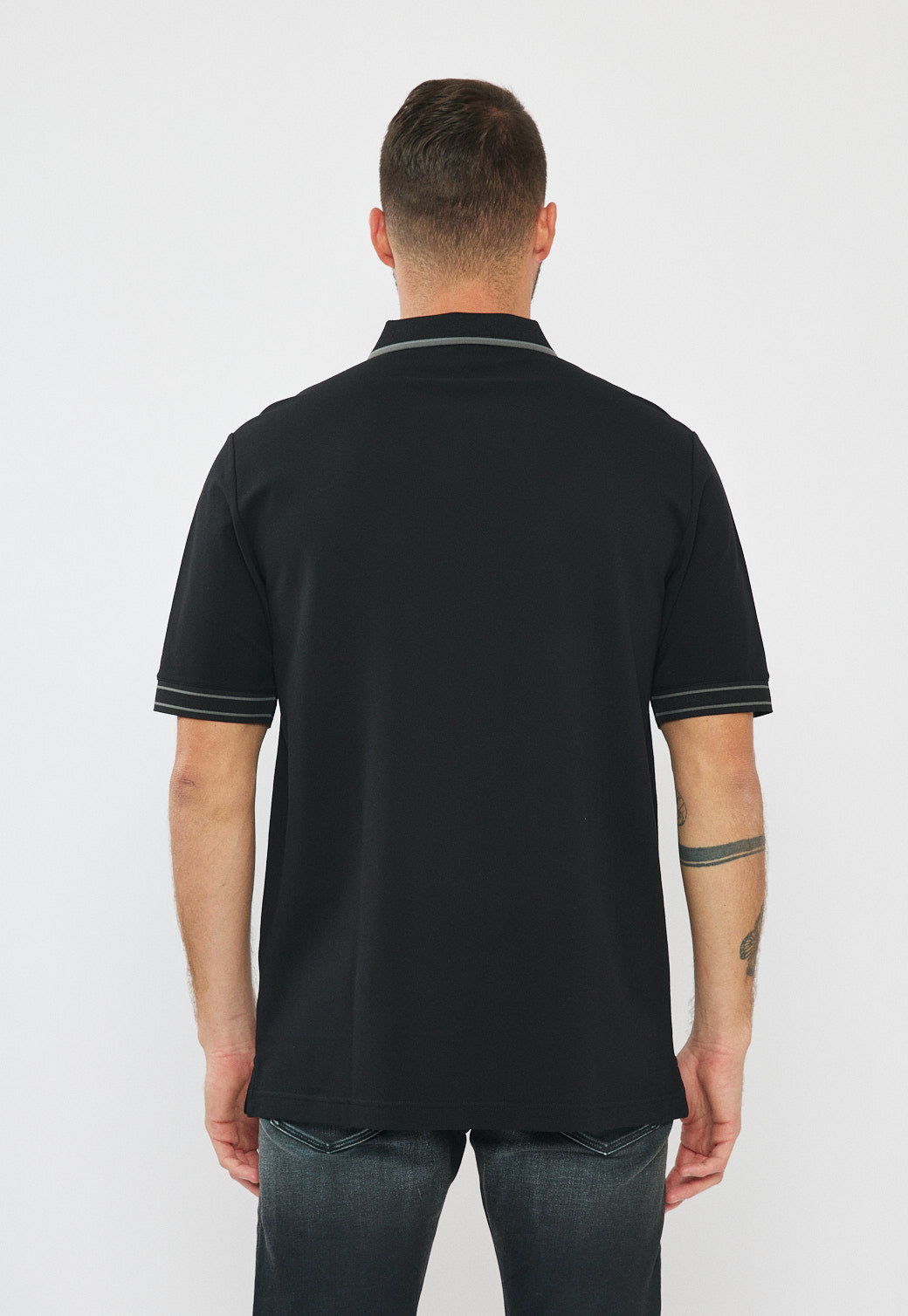 חולצת פולו לגברים בצבע שחור עם רוכסן ולוגו