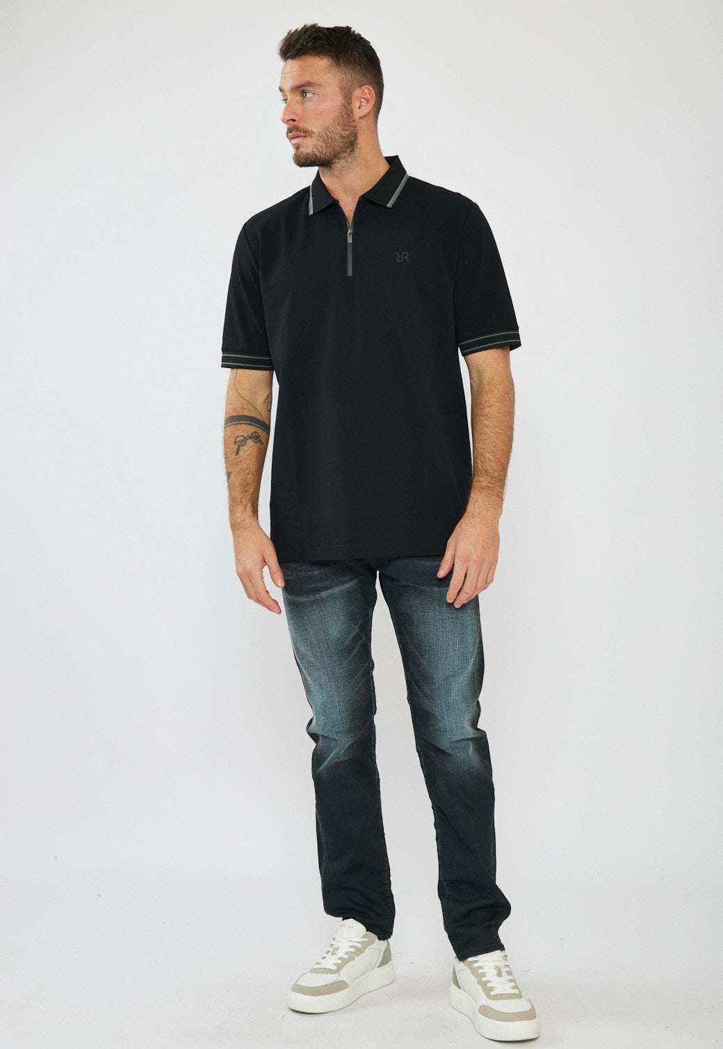 חולצת פולו לגברים בצבע שחור עם רוכסן ולוגו
