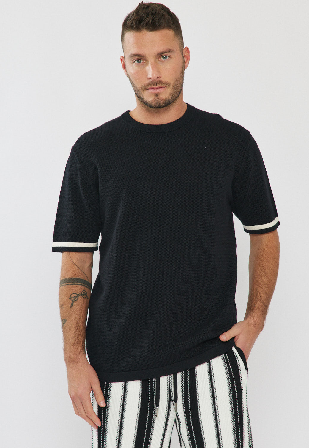 טי-שירט לגברים בצבע שחור