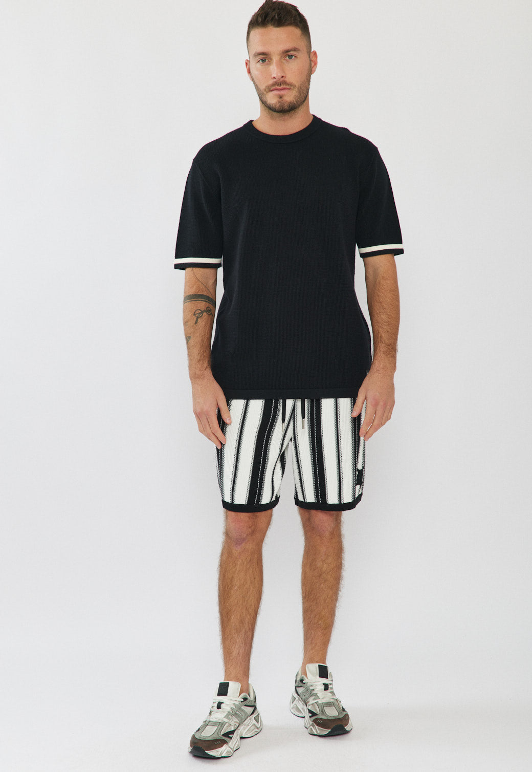 טי-שירט לגברים בצבע שחור