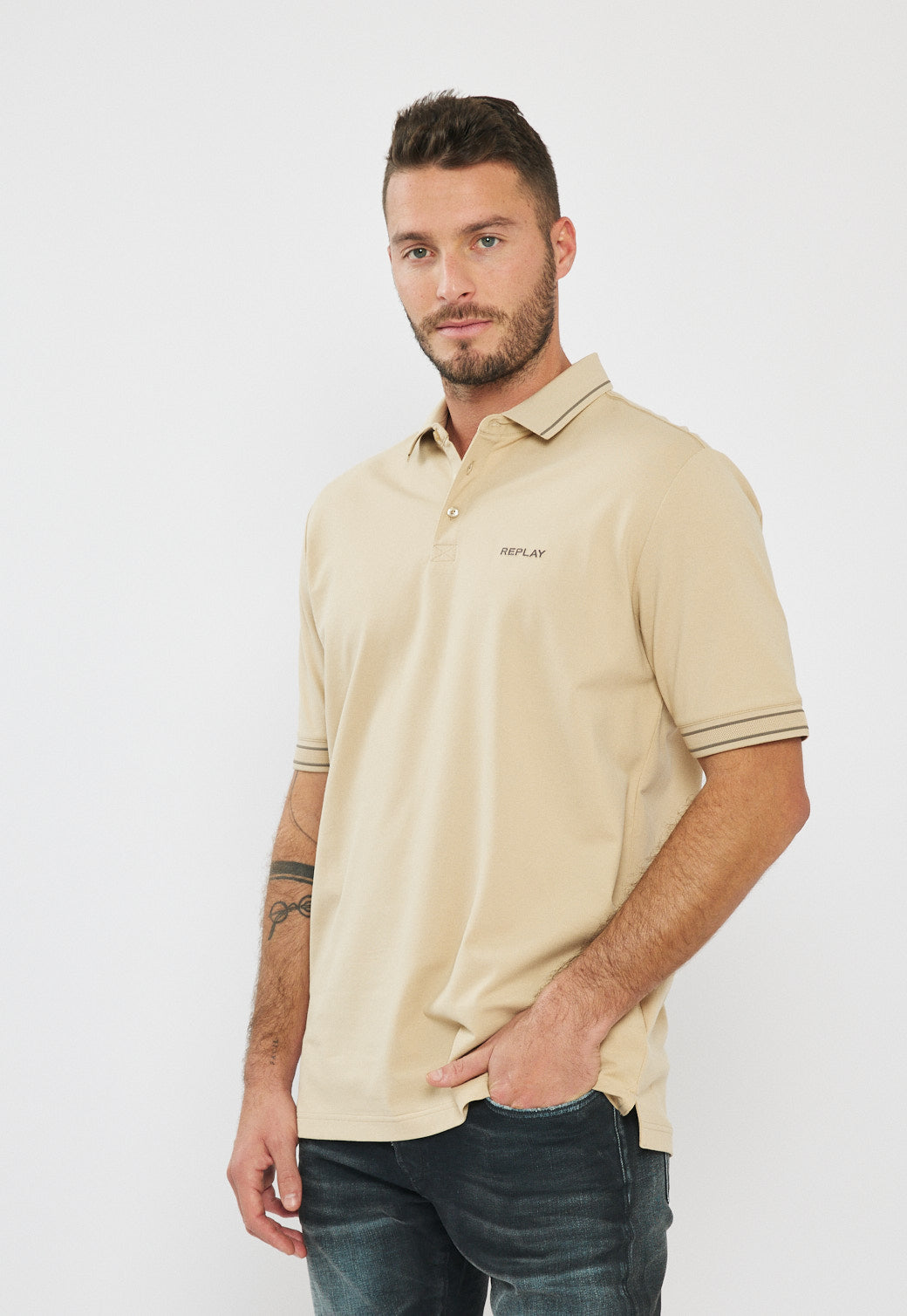 חולצת פולו לגברים בצבע בז׳