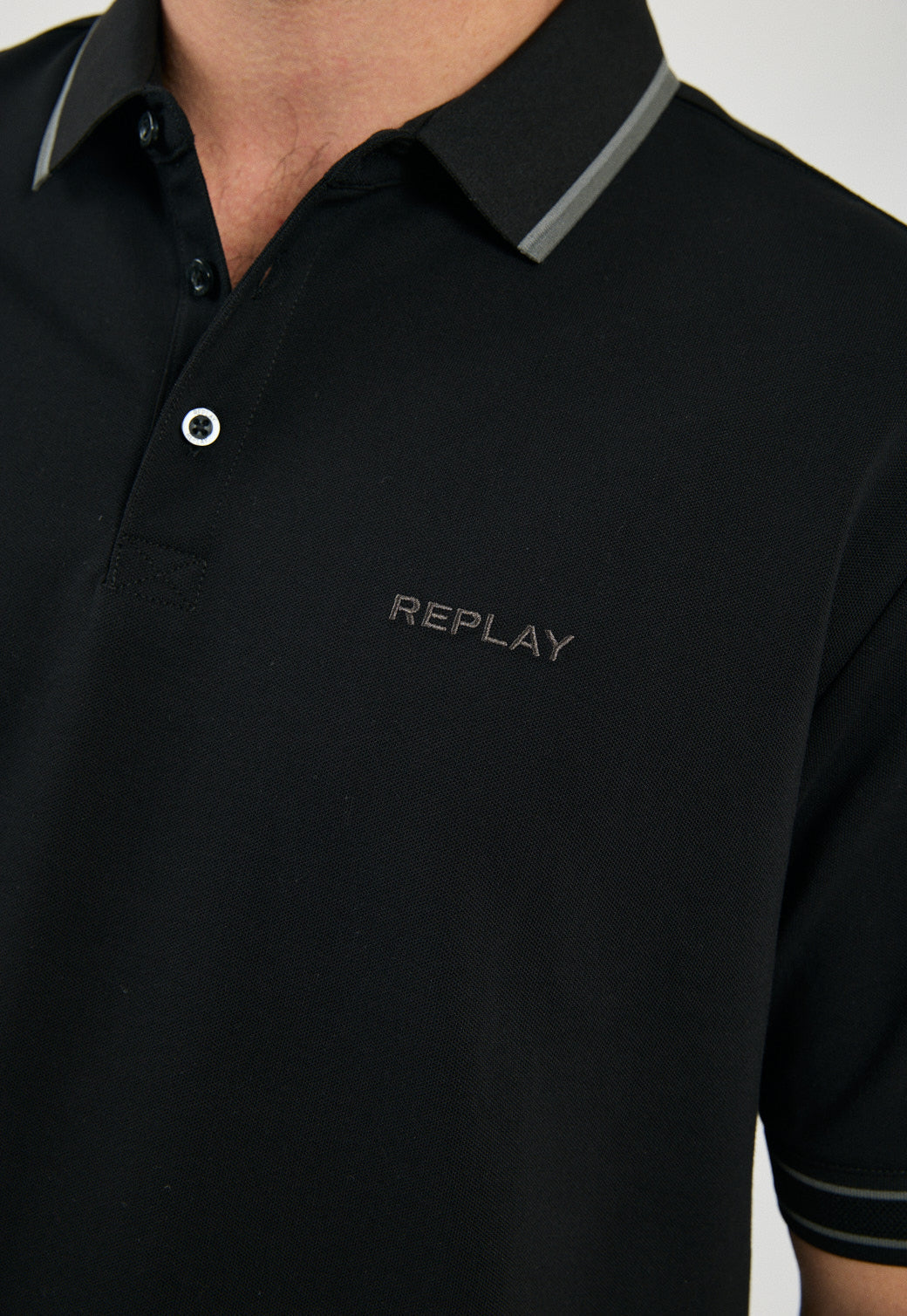 חולצת פולו לגברים בצבע שחור