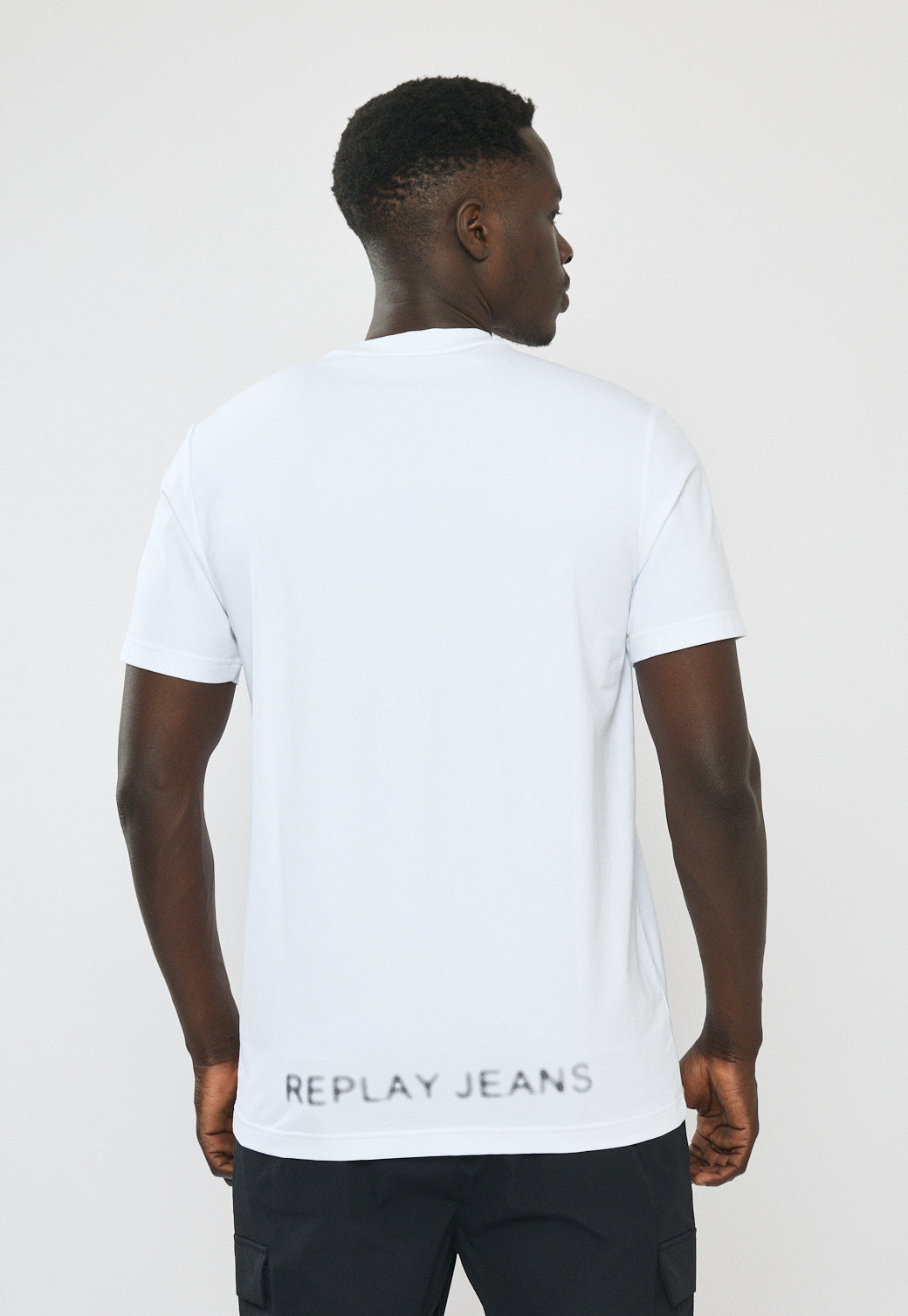 טי-שירט לגברים בצבע לבן עם לוגו