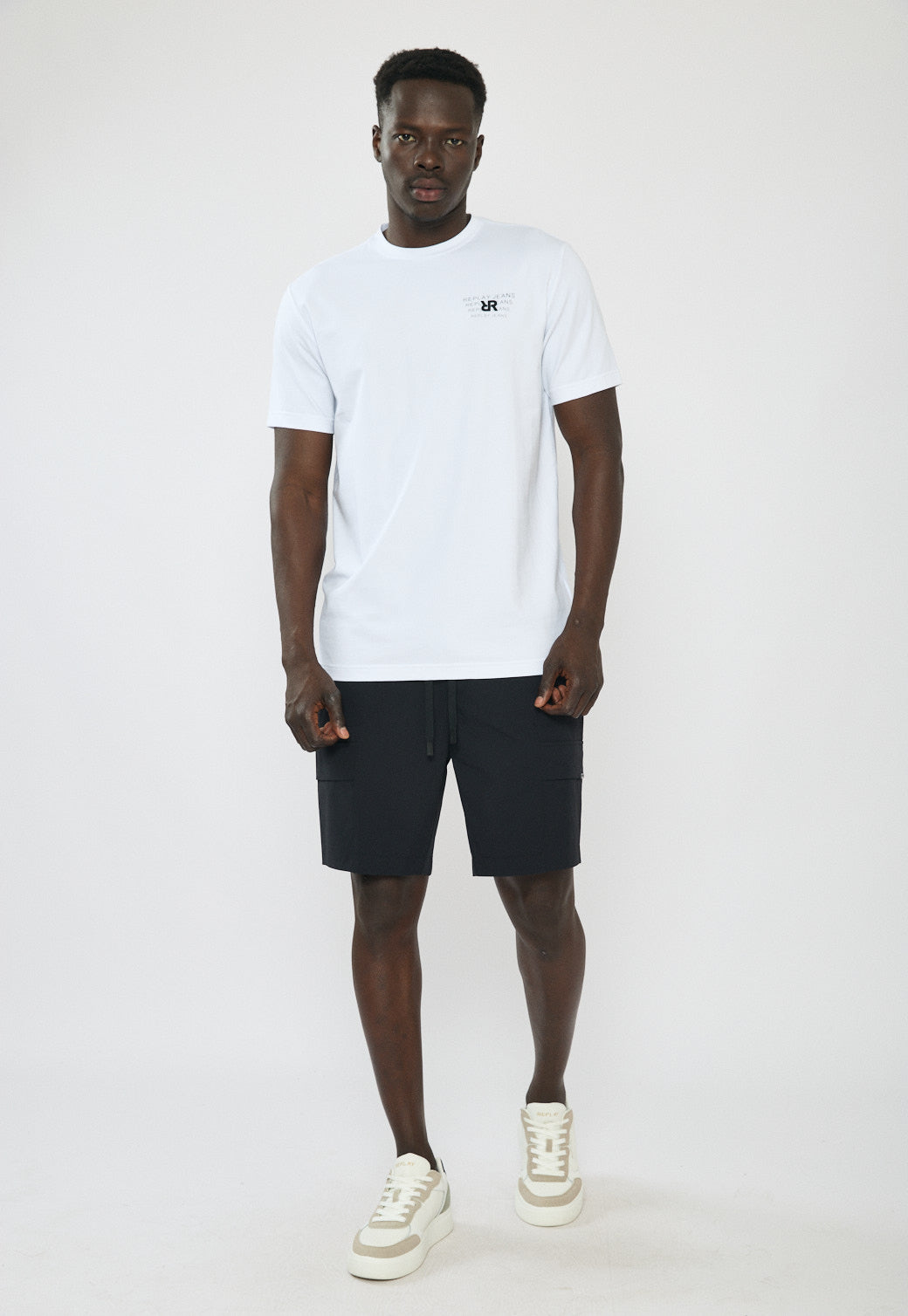 טי-שירט לגברים בצבע לבן עם לוגו