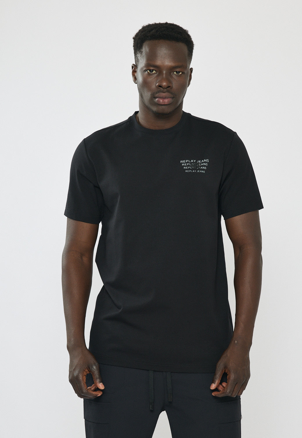 טי-שירט לגברים בצבע שחור עם לוגו  ת