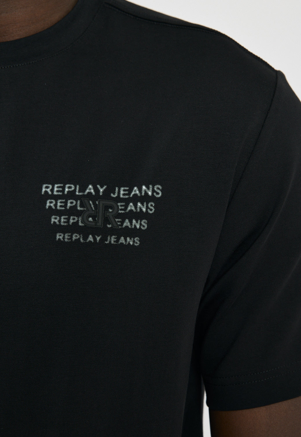 טי-שירט לגברים בצבע שחור עם לוגו  ת