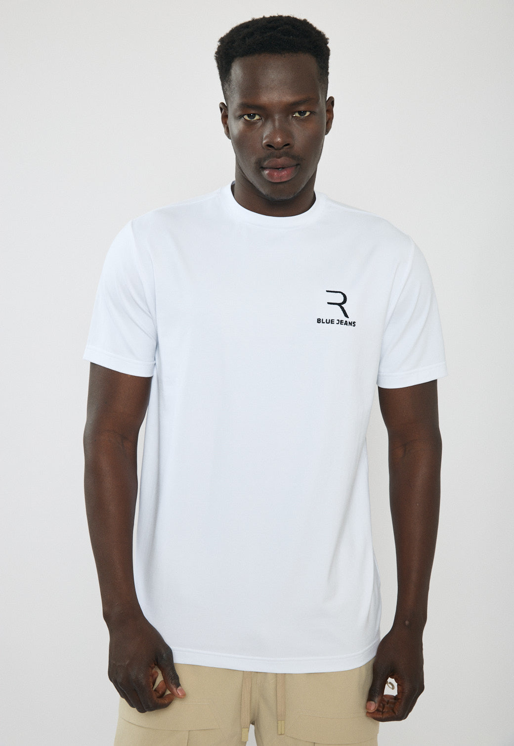 טי-שירט לגברים בצבע לבן עם לוגו