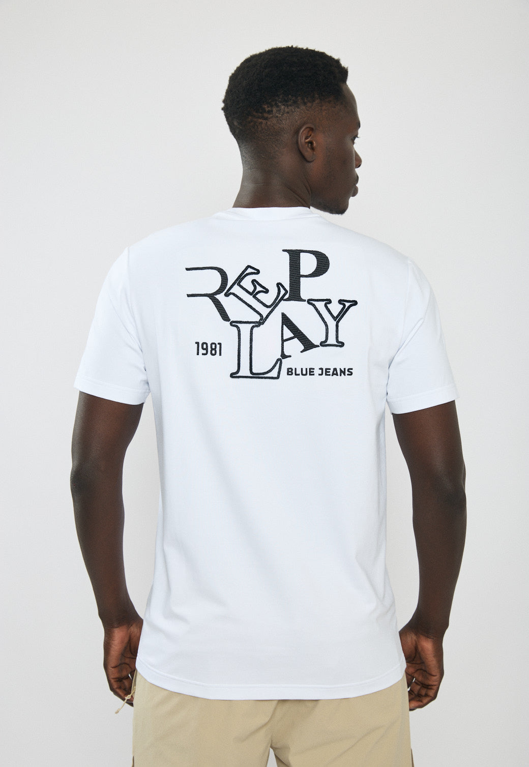 טי-שירט לגברים בצבע לבן עם לוגו