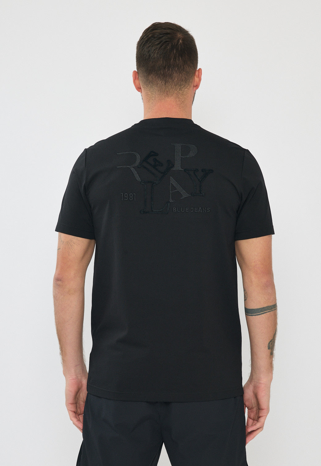 טי-שירט לגברים בצבע שחור עם לוגו