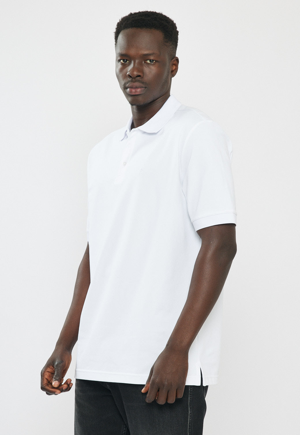 חולצת פולו לגברים בצבע לבן