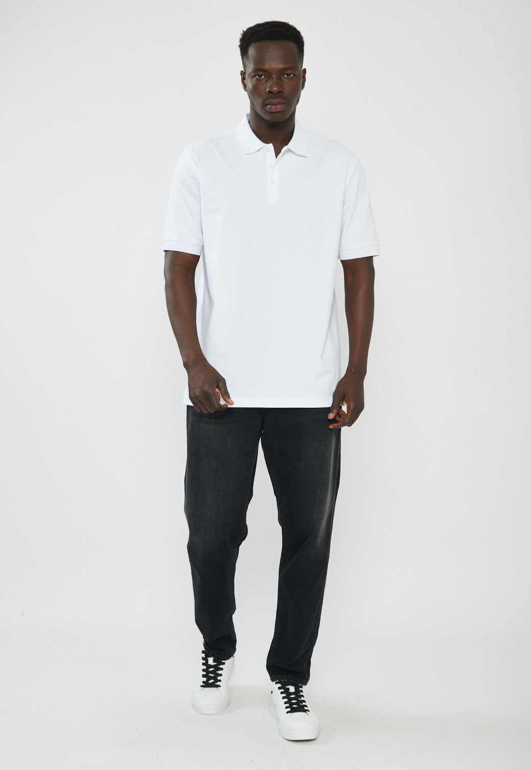 חולצת פולו לגברים בצבע לבן