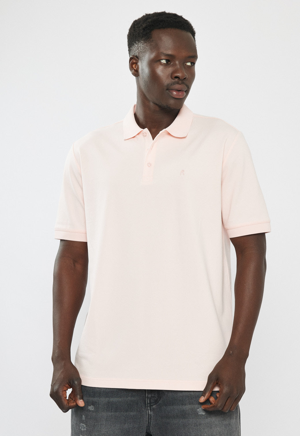 חולצת פולו לגברים בצבע ורוד בהיר עם לוגו