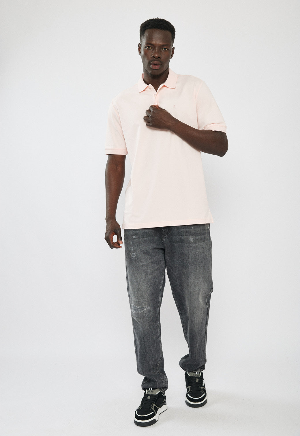 חולצת פולו לגברים בצבע ורוד בהיר עם לוגו