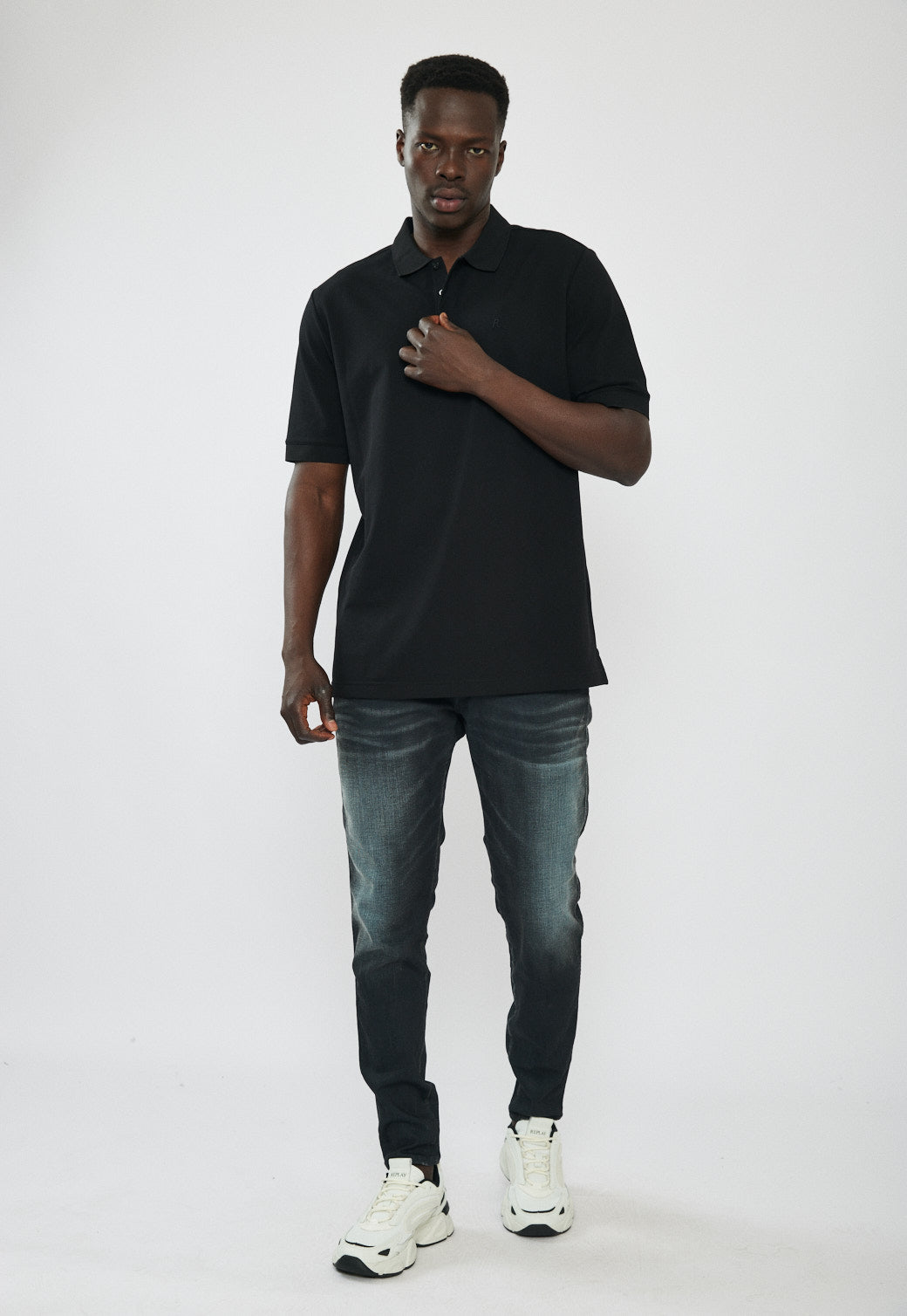 חולצת פולו לגברים בצבע שחור