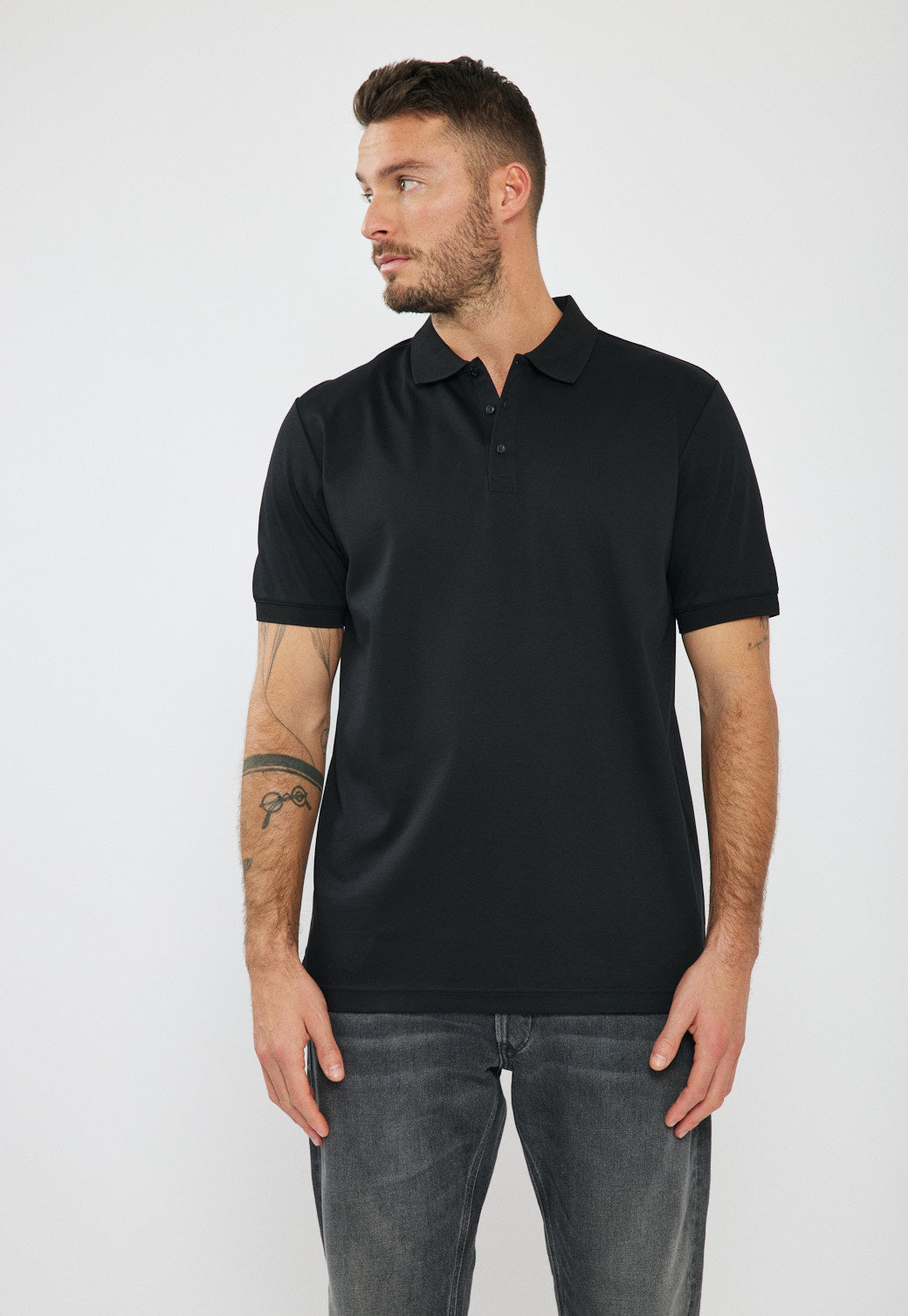 חולצת פולו לגברים בצבע שחור