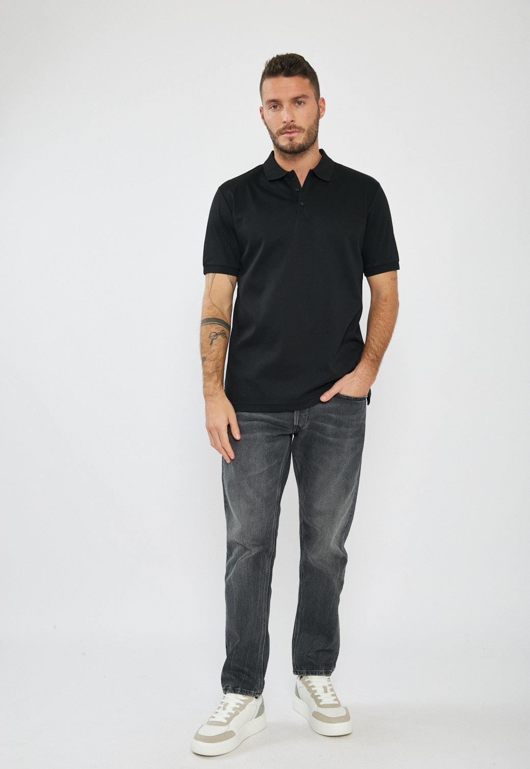 חולצת פולו לגברים בצבע שחור