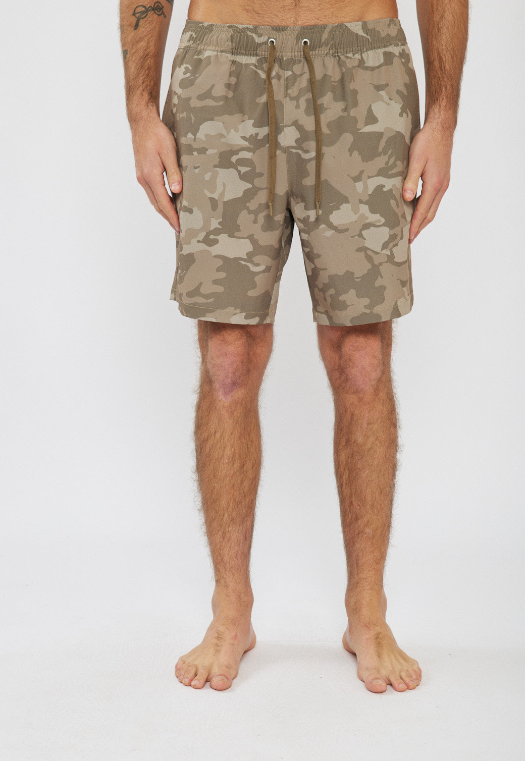 בגד ים לגברים בהדפס קמופלאז׳ בז׳