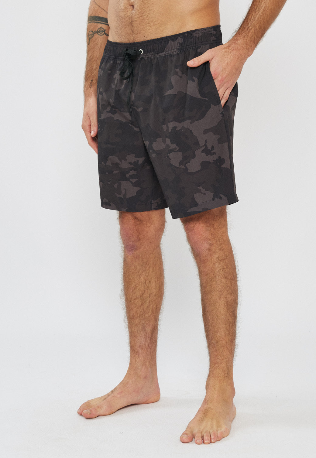 בגד ים לגברים בהדפס קמופלאז׳ שחור