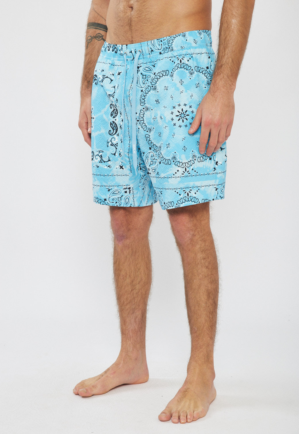 בגד ים לגברים בצבע תכלת עם הדפס בנדנה