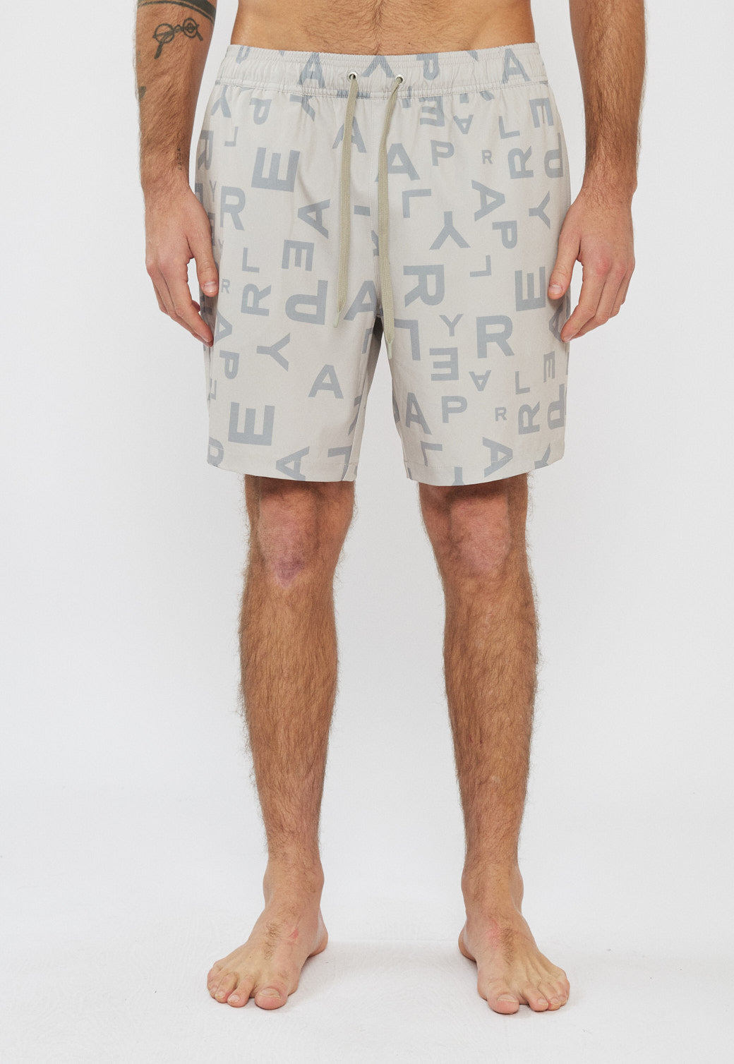 בגד ים לגברים בצבע אפור בהיר עם הדפס אותיות