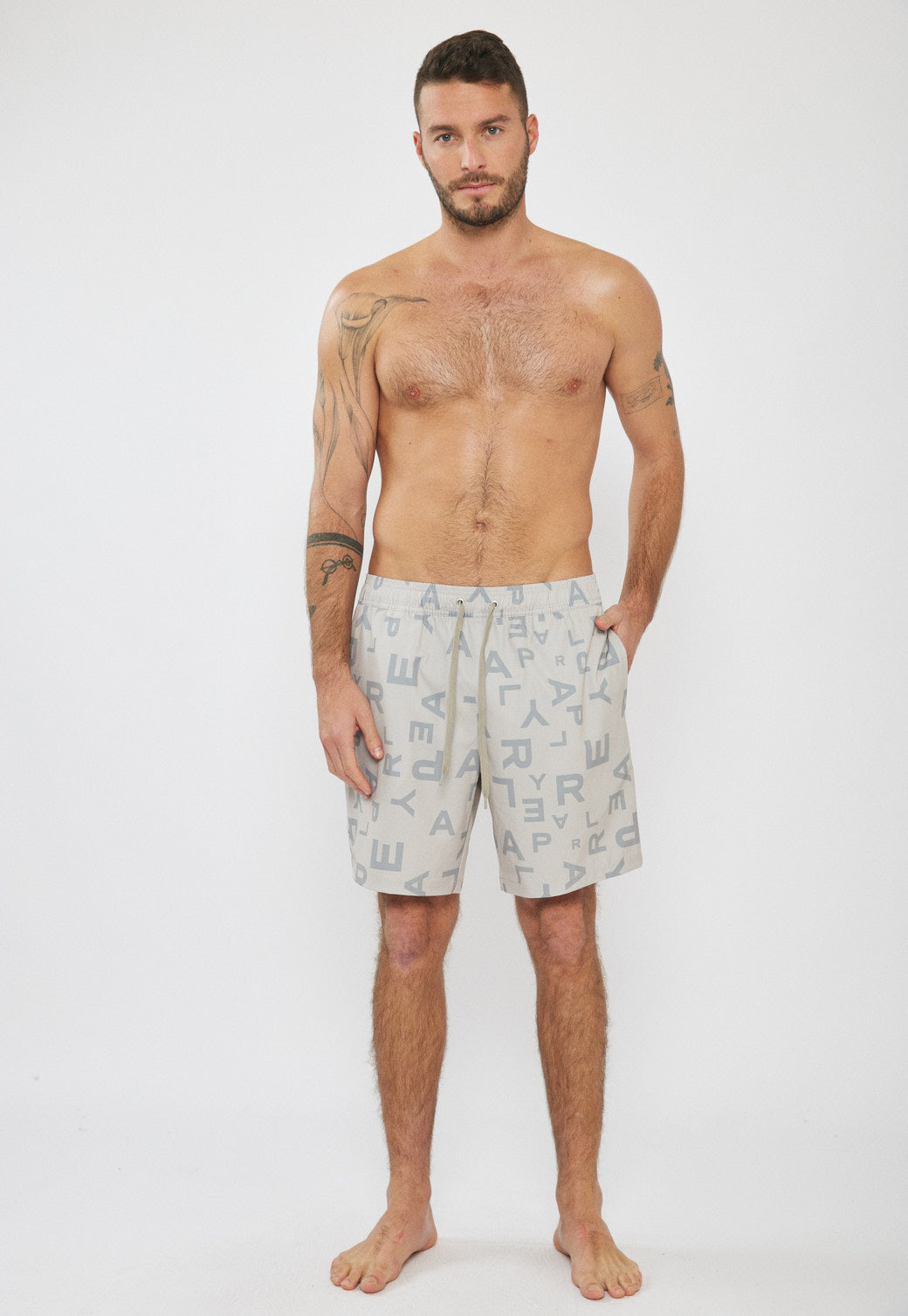 בגד ים לגברים בצבע אפור בהיר עם הדפס אותיות