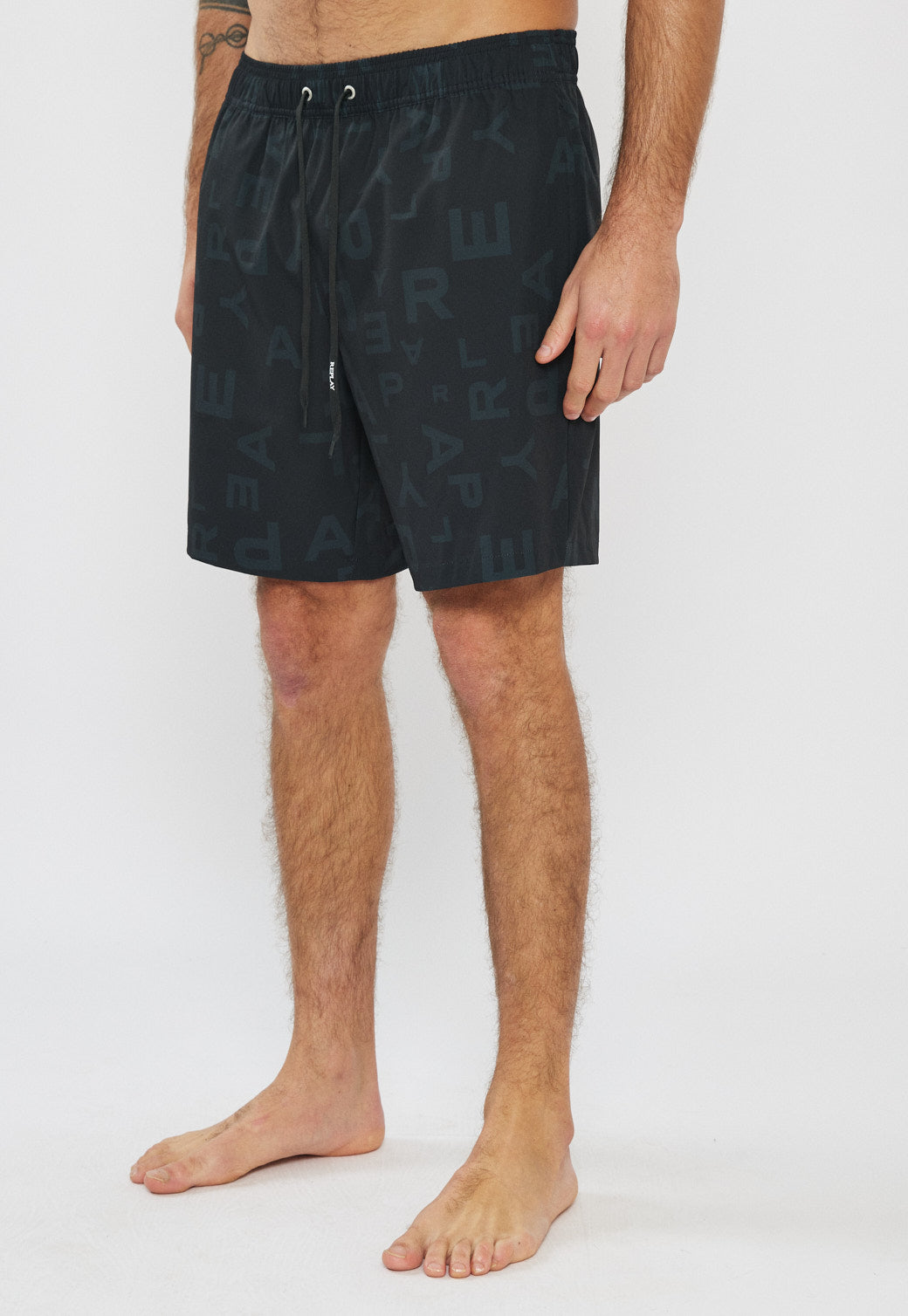 בגד ים לגברים בצבע שחור עם הדפס אותיות