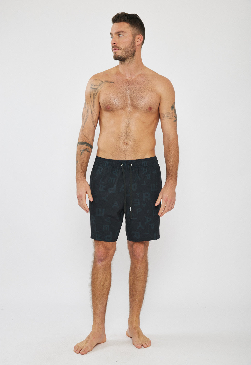 בגד ים לגברים בצבע שחור עם הדפס אותיות