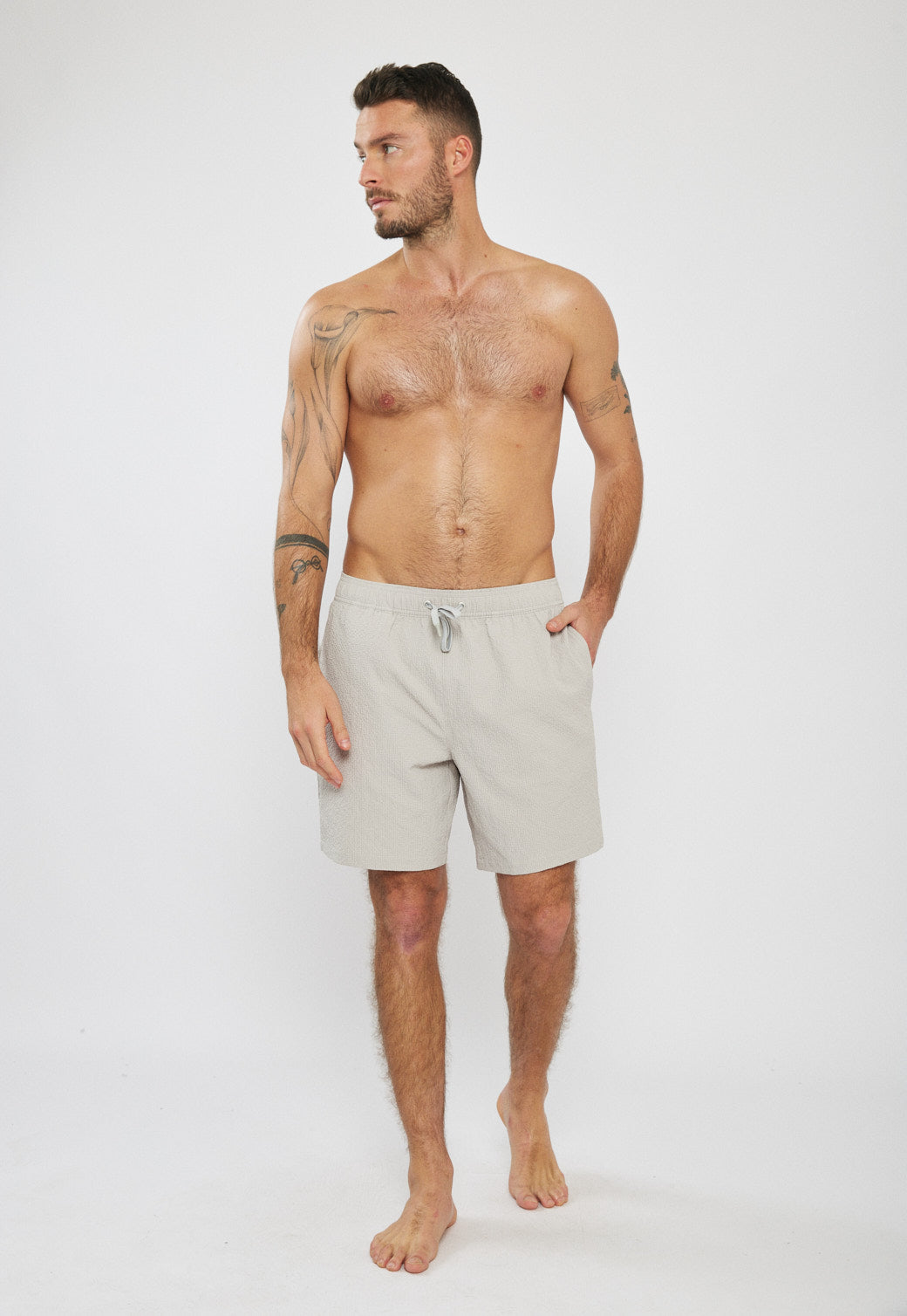 בגד ים לגברים בצבע אפור בהיר