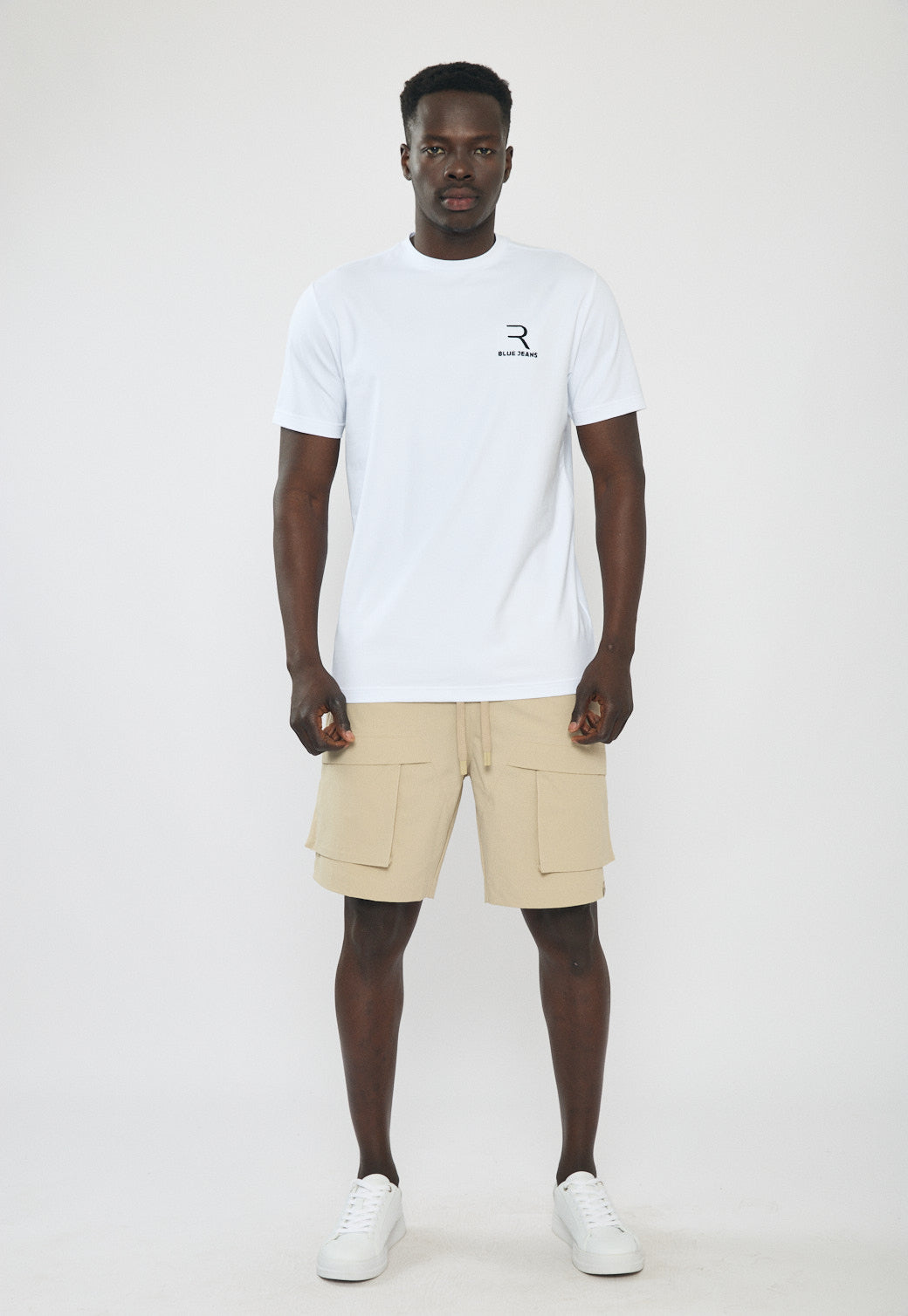 מכנסיים קצרים לגברים בצבע בז' עם כיסים