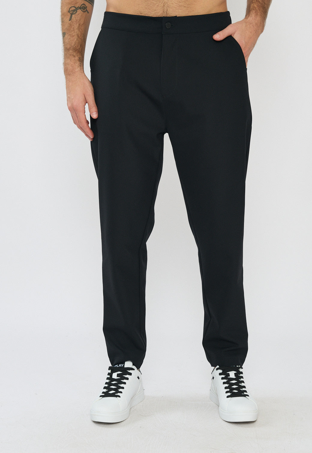 מכנסיים ארוכים לגברים בצבע שחור בגזרה צרה