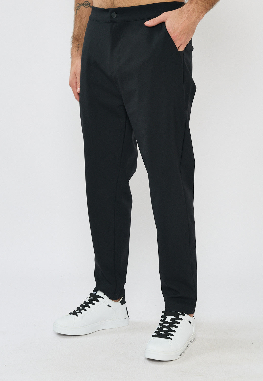 דוגמן לובש מכנסיים ארוכים לגברים בצבע שחור בגזרה צרה עם כיסים צדדיים