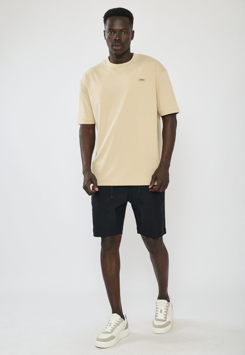 מכנסיים קצרים לגברים בצבע שחור