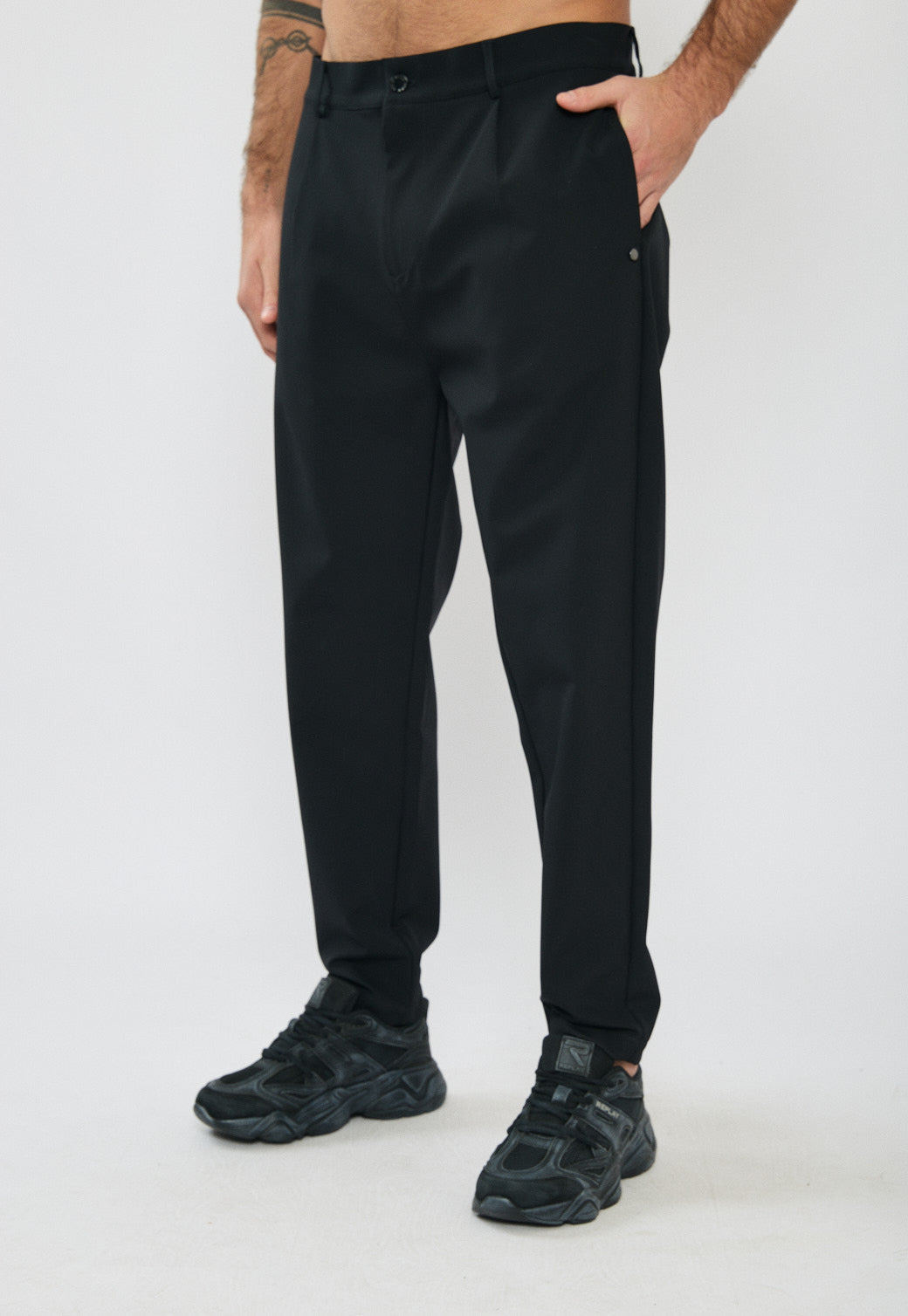 דוגמן לובש מכנסיים ארוכים לגברים בצבע שחור בגזרה אלגנטית עם כיסים צדדיים