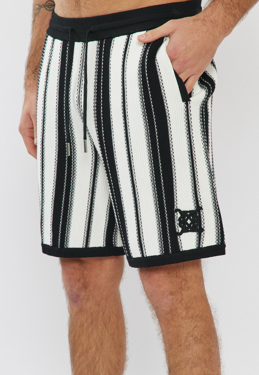 מכנסיים קצרים לגברים בצבע שחור לבן