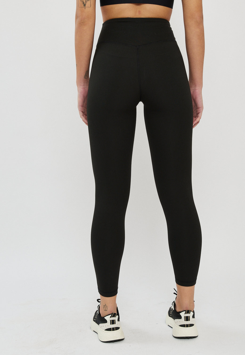 טייץ ספורט לנשים בצבע שחור