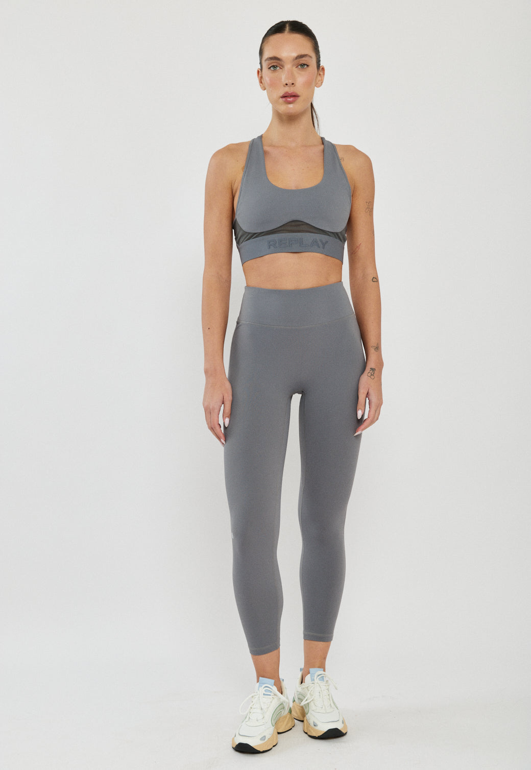 טופ ספורט לנשים בצבע אפור