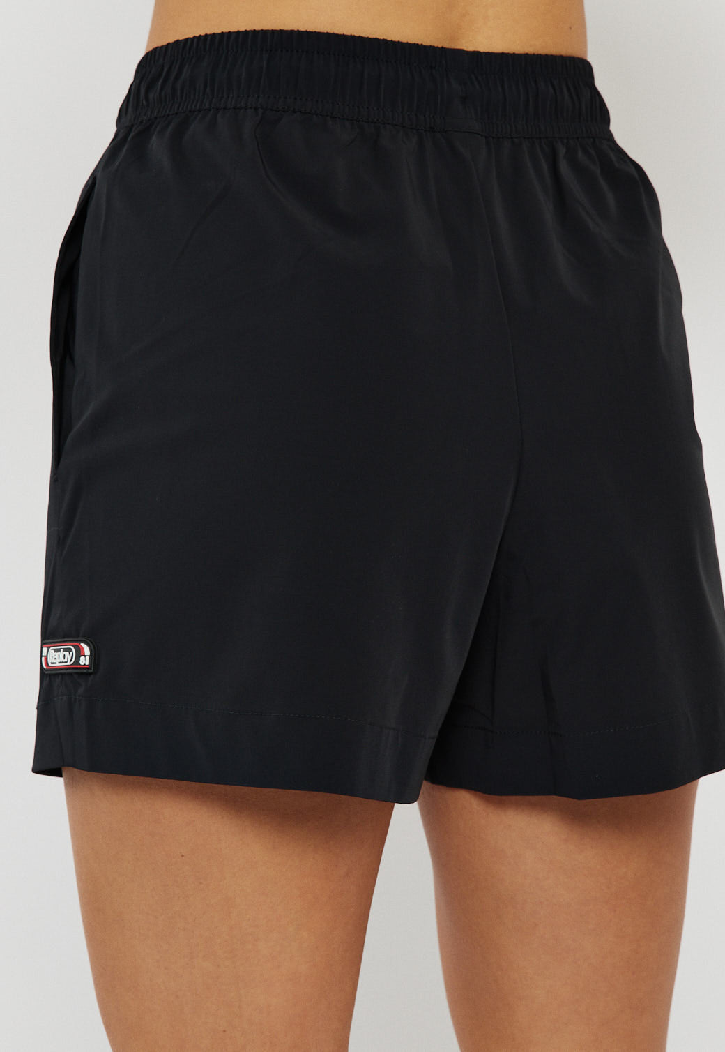 מכנסיים קצרים לנשים בצבע שחור